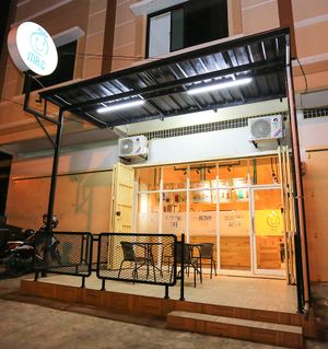 Tampak Depan Mr.C Juicebar (Onta Baru 55 Mks - dekat Pertigaan Serigala) Hp 082189500058 at Mr C Juicebar in 