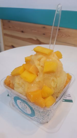 Mango Snow Ice Dessert Asli Taiwan akan menambah Keceriaan Hari anda dengan Rasa Mangga Original plus Potongan Mangga yang menyegarkan. MUST TRY !!! at Mr C Juicebar in 