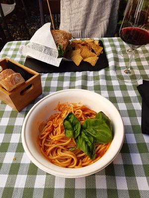 Spaghetti, Cheese Burger and wine at Bgigi in Bergamo