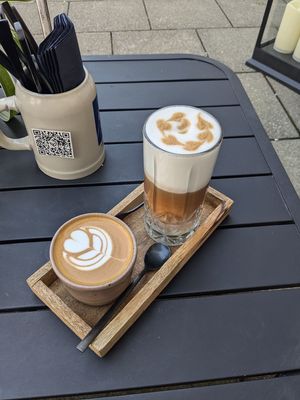 Cappuccino und Latte Macchiato mit Hafermilch at Der Laden in Garmisch-partenkirchen