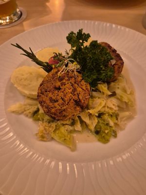 Vegane Pflanzerl mit Rahmwirsing und Kartoffelselleriestampf at Biohotel Garmischer Hof in Garmisch-partenkirchen