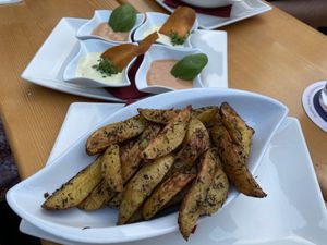 Kartoffelecken mit Cocktail- und Meerrettichsoße (ich war mit einer Vegetarierin unterwegs, die die Soßen gegessen hat 😅) at Biohotel Garmischer Hof in Garmisch-partenkirchen