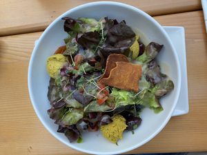 Vegane Bowl (glutenfrei) mit Salat, Hummus, Oliven und Grillgemüse at Biohotel Garmischer Hof in Garmisch-partenkirchen