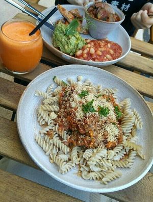 vegan Bolognese and brunch/lunch bowl at mymuybueno Deli in Mallorca