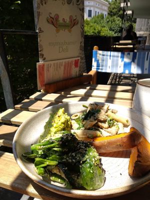 Lunch Bowl at mymuybueno Deli in Mallorca