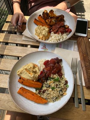 The lunch menu allows you to choose four pre-made dishes at mymuybueno Deli in Mallorca