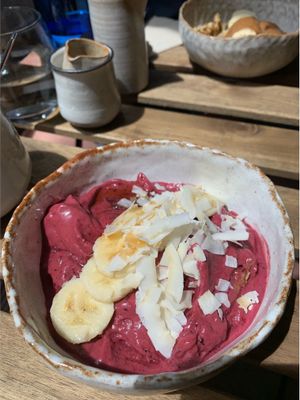 Açai bowl with coconut, maple syrup and banana at mymuybueno Deli in Mallorca
