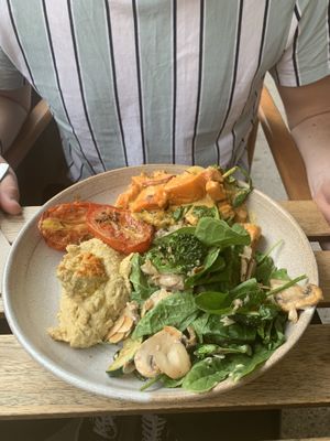 Sweet potato curry (coconutty flavour), slow roast tomatoes, mushroom and spinach, hummus! at mymuybueno Deli in Mallorca