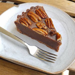 Raw vegan pecan pie at mymuybueno Deli in Mallorca