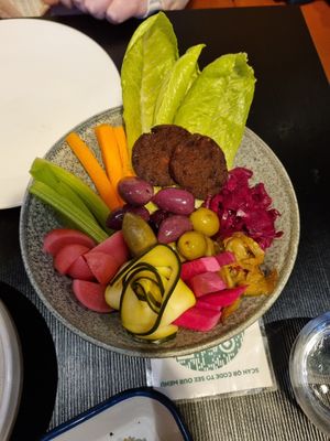 Charcuterie starter with hommus at Green Man's Arms in Carlton