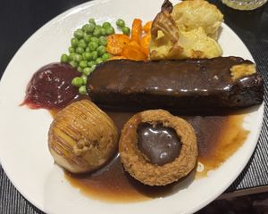 Roast with cauliflower “cheese.” Delicious! #Veganuary at Green Man's Arms in Carlton