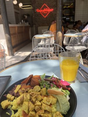 Vegan rancheros  at Republique of Coffee in Paris
