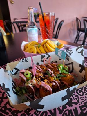 Vegane Currywurst und die Smileykroketten at Vegan Junk Food Bar - De Pijp in Amsterdam