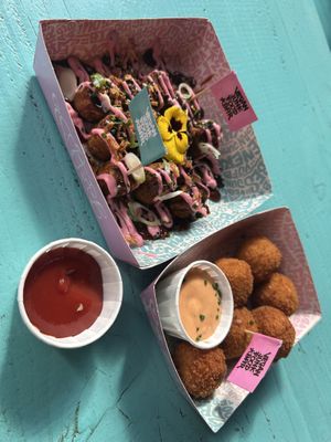 Mac and cheeze betterballs 8,50€
Curry Wurst 8,95€
Ketchup 1,25€  at Vegan Junk Food Bar - De Pijp in Amsterdam