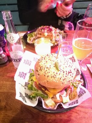 Notorious Sumo burger & Chick'n Caesar salad at Vegan Junk Food Bar - De Pijp in Amsterdam