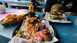 Pinky Bratwurst XL, Daddy Mc Chik'n, Mediterranean Cheeze Springrolls and Waffle Fries at Vegan Junk Food Bar - De Pijp in Amsterdam