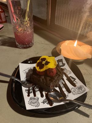 Cake + cocktail at Vegan Junk Food Bar - De Pijp in Amsterdam