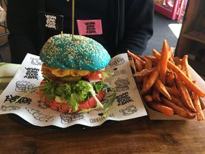 « Chicken » burger and sweet potato fries at Vegan Junk Food Bar - De Pijp in Amsterdam