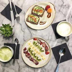 Avocadobrot, Smoothiebowl, Matchalatte im Lebeleicht  at Lebeleicht Hamburg in Hamburg