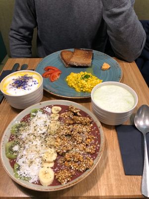 Vegan scrambled eggs, vegan golden mylk, vegan strawberry field bowl (açai bowl) and vegan matcha latte at Lebeleicht Hamburg in Hamburg