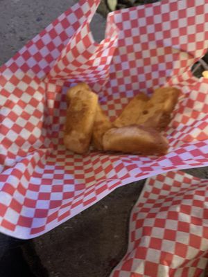 mozz sticks… terrible flavor and not battered/seasoned like your classic mozz sticks are at The Pizza Patio in Flagstaff