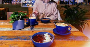 Porridge mit Apflemus + Porridge mit Kirsche und schoki zum Frühstück. Plus zwei Cappucino mit Hafermilch  at Haferkater - Mauerpark in Berlin