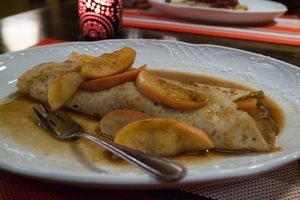 Veganer Pfannkuchen mit karamellisierten Äpfeln und Zimt. at Romikulum in Trier