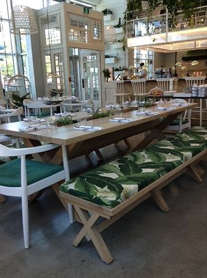 Table for group. at LOV in Laval