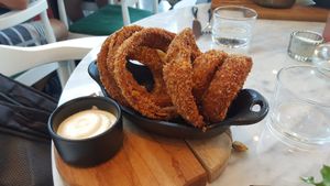 Onion rings with aioli at LOV in Laval