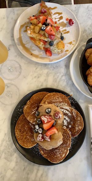 apple pancakes and french toast at LOV in Laval