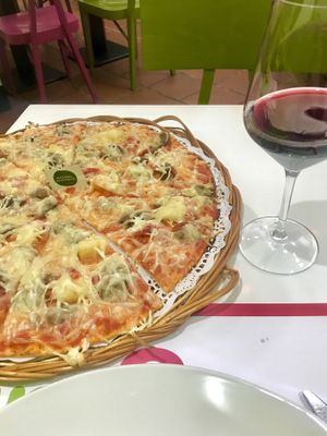 vegan Ananas-Pizza at Lapizza + Sana in Madrid
