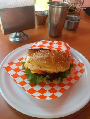 Muy rica la hamburguesas de Garbanzo. at Tulasi in Mexico City