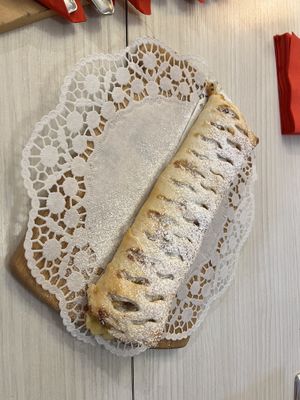 Apfelstrudel mit Vanillesoße   at be Well in Bochum