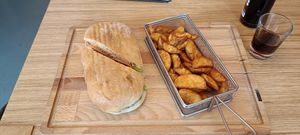 Vegan Italien Burger with Potato Wedges at be Well in Bochum