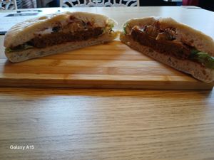 Auberginenburger at be Well in Bochum