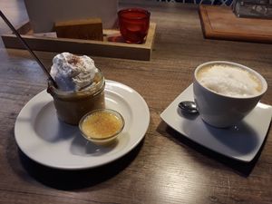 Bratapfel mit Vanillesauce und Capuccino at be Well in Bochum
