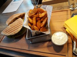 Burger mit Wedges und Mayo at be Well in Bochum