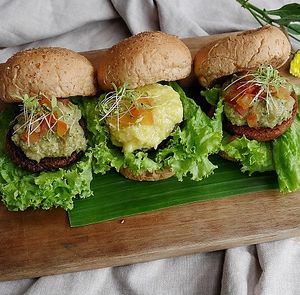 Mini Trio  at Burgreens - Plaza Indonesia in 