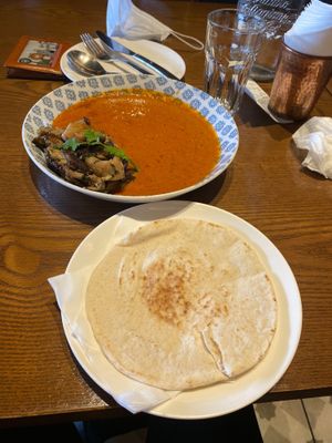 Vegan mushroom curry with pita bread (pita bread contains milk)
This dish is not on the menu, but can be customised. Ask the staff to add mushrooms instead of chicken to the curry at Hummus Kitchen at Parnas Mall in Seoul