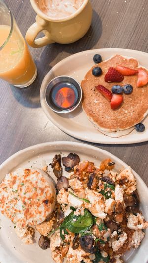 Scrambled tofu with soyrizo and pancakes 🥰 at Snooze - Larimer St in Denver