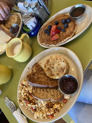 Pumpkin latte with coconut milk. Tofu scramble w/Spyro o, bell peppers & spinach. Wheat toast & hash browns. Vegan pancakes. SOOOOOO GOOD  at Snooze - Larimer St in Denver