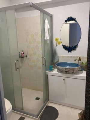 the bathroom with everything you need   at Loving Hut Paradise Island in Penghu