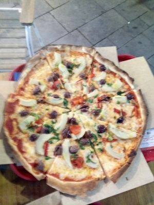 vegan pizza with artichokes, peppers, garlic and kalamata olives at Agvania Pizza in Eilat