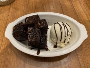 Brownies and vegan ice cream at VegFarm - Wú Guójiè Shū Shí in Taichung