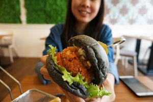 Homemade Avocado Salsa Burger at VegFarm - Wú Guójiè Shū Shí in Taichung