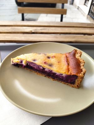 Blueberry cheesecake, amazing! Tasty dough and fake cottage cheese. 
Just expensive (4.20€) at Avokado in Koper
