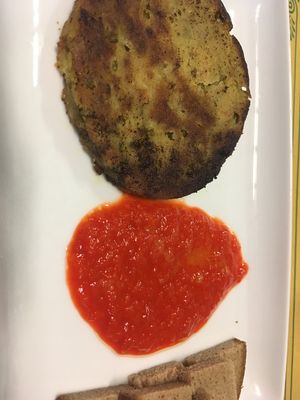 Pea and quinoa burger with spicy sauce at Al Mangiar Sano in Mortara