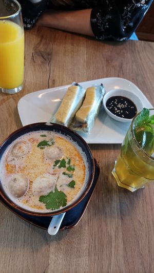 Sommerrollen Tofu, Kokossuppe, Grüntee auf Eis und Maraquiaschorle at LUA in Essen