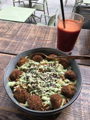 Plant bowl and beetrootjuice   at We Feat Pure Organic in Aalborg