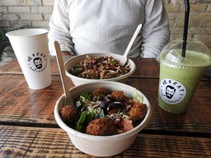 The Summer Bowl (vegi) The Hottie and The Green Gun juice (vegan) at We Feat Pure Organic in Aalborg